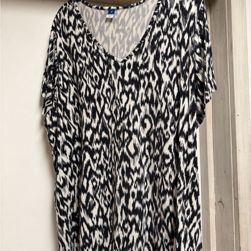 Old Navy Luxe Black and White V-neck Tee